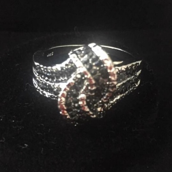 Ladies ring - Picture 1 of 2